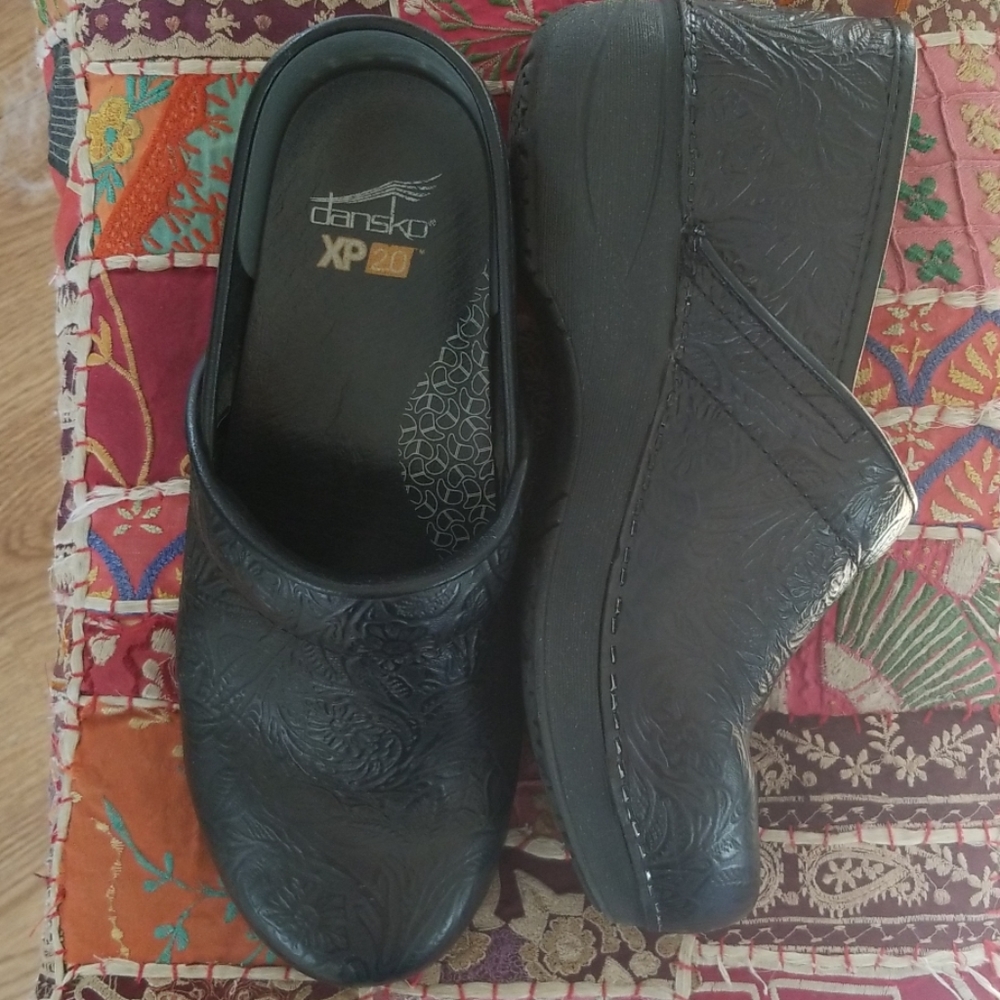 Dankso printed leather slip resistant clogs